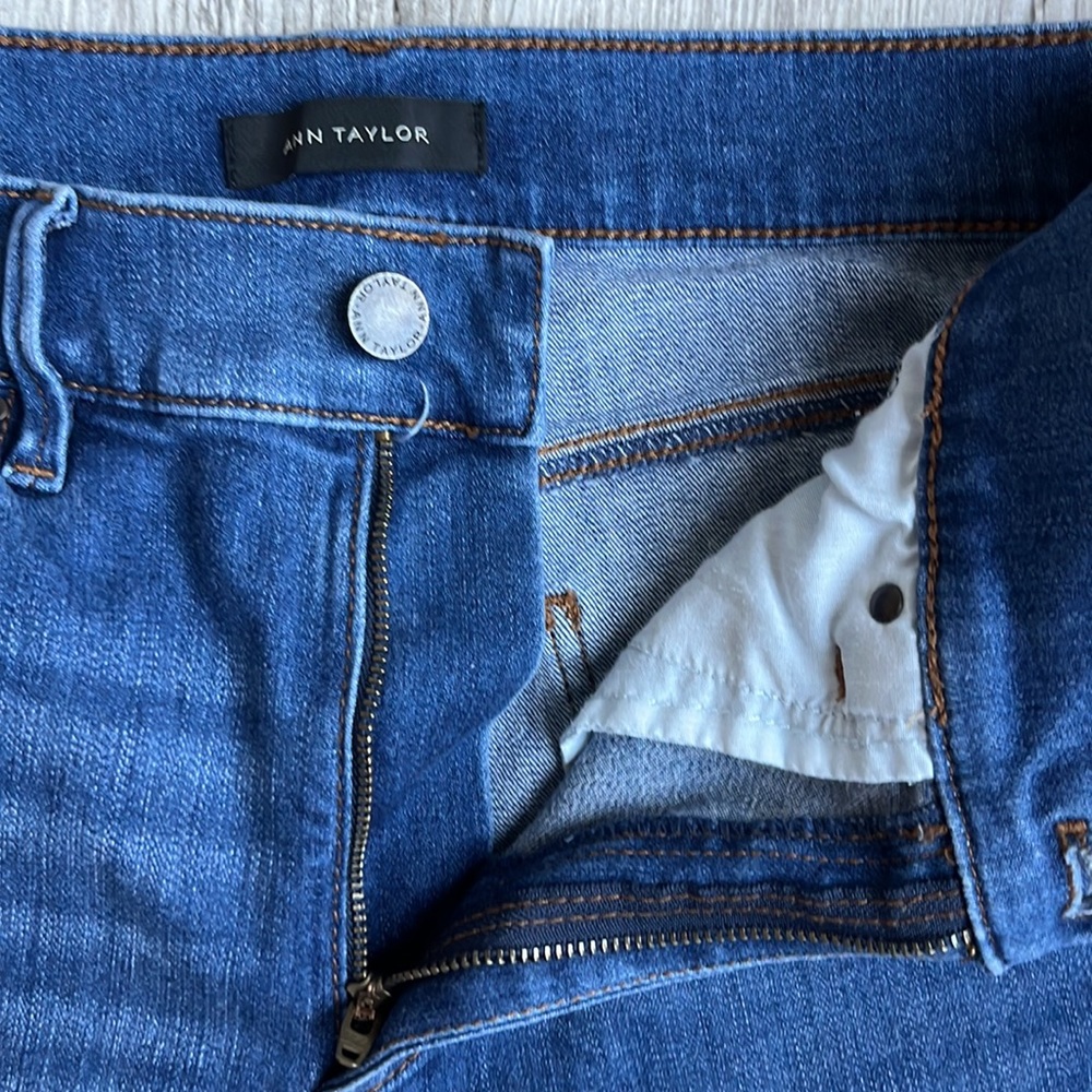 ANN TAYLOR Women's Size 6 Embroidered Hem The Flare Crop Stretch Denim Jeans